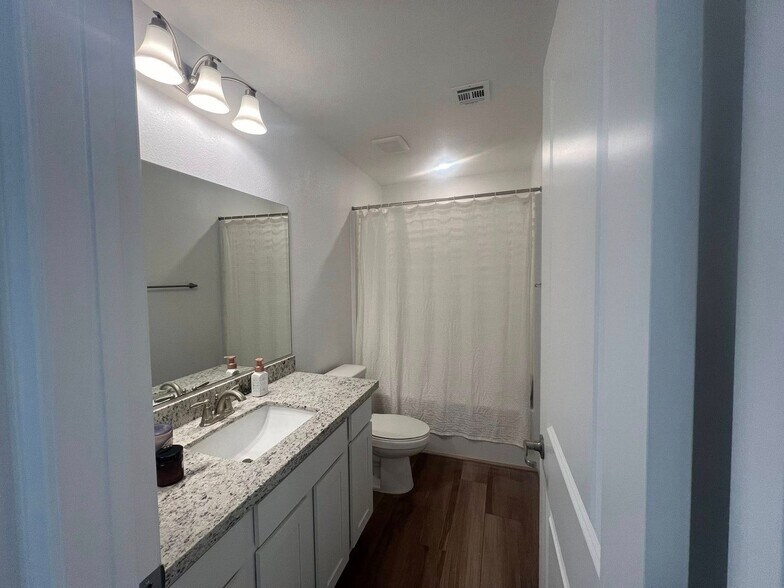 Building Photo - 854 Benning St