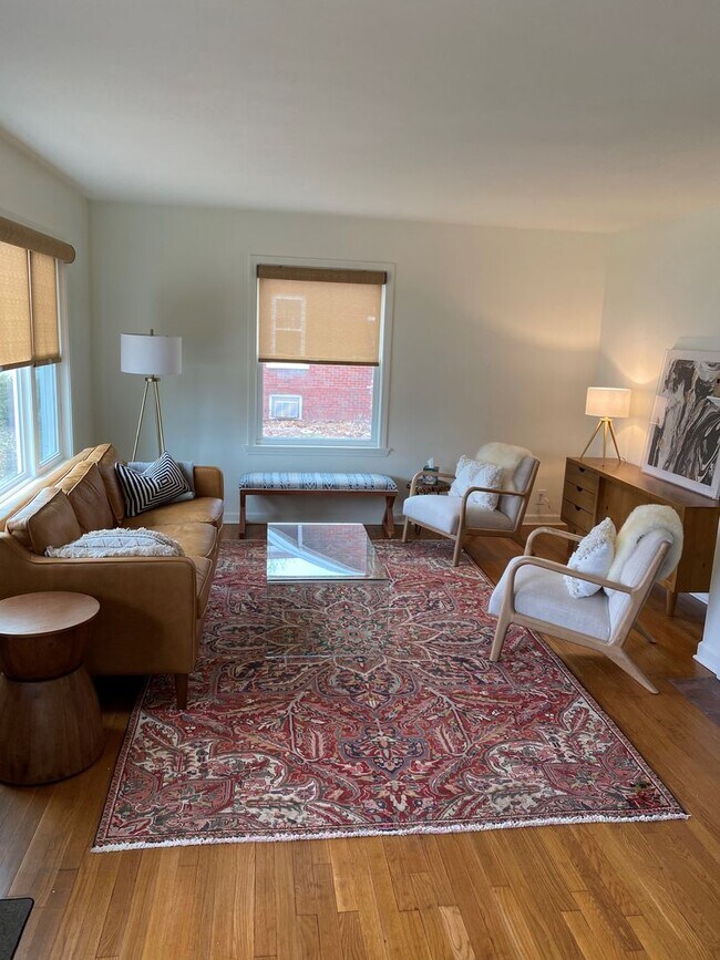 Building Photo - Renovated 3-bed, 2-bath home close to scho...