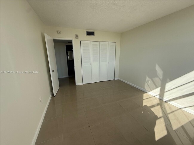 Building Photo - 1301 NE Miami Gardens Dr