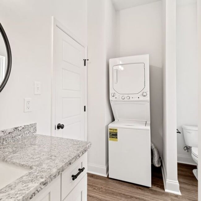 Building Photo - 1 Bed 1.5 Bath Condo Near Campus!