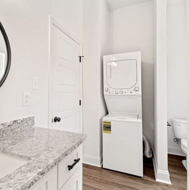 Building Photo - Fully Furnished Short Term Rental Near SLCC!
