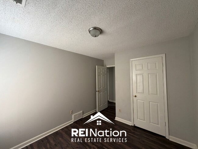 Building Photo - MEMPHIS CHARMER! | Vaulted Ceilings & Hardwood Floors | 3 Bed / 2 Bath & 2-Car Garage