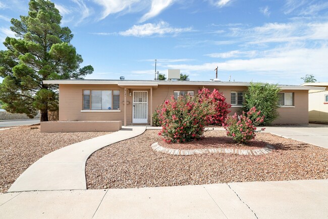 Building Photo - Cielo Vista 3 Bedroom 2 Bath