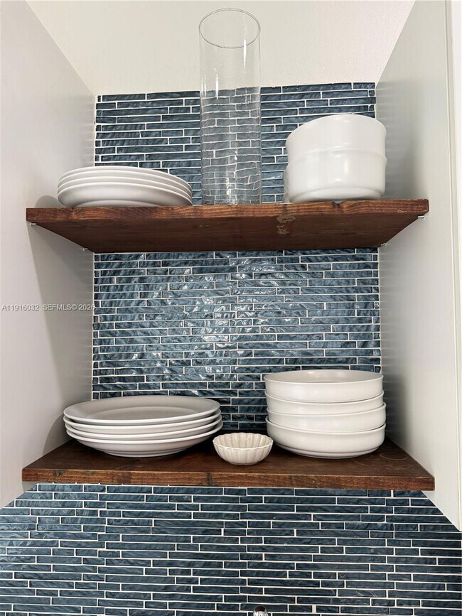 Building Photo - 723 2nd St