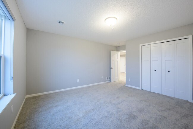 Building Photo - Awesome maple grove 5 bed 4 bath townhome! Pond views, 2 years old!