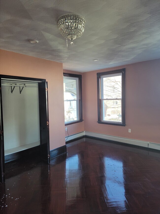 1 bedroom with closet - 15 Locust St