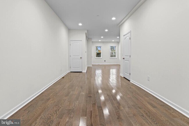 Building Photo - 819 11th Ave