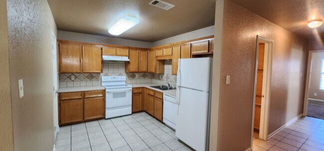 Building Photo - 3 Bedroom / 2 Bath Duplex – Clear Creek Area – Killeen, TX