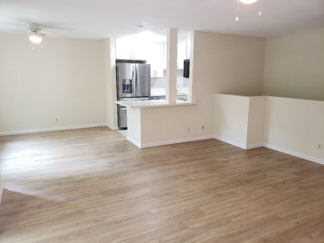 Building Photo - 2512