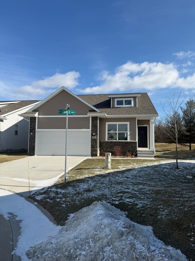 Building Photo - Spacious home in a desirable neighborhood