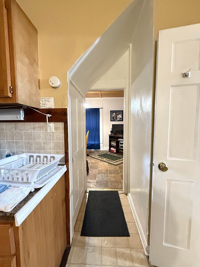 Building Photo - 1 Bed, 1 Bath Apartment, All Utilities Included - Short Term Lease Options Available!