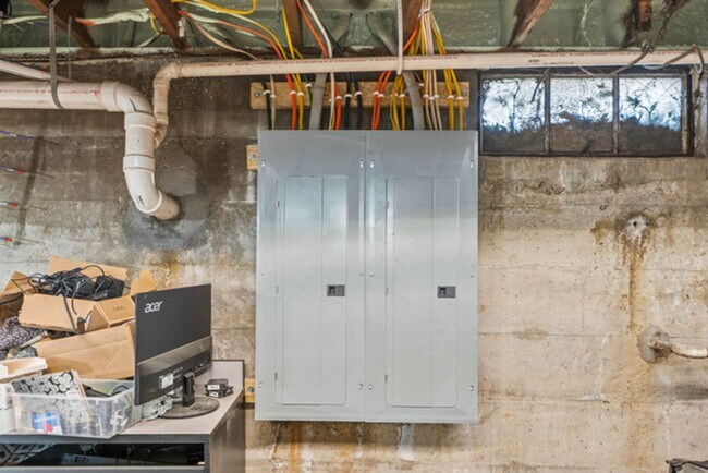 Building Photo - Furnished Country Home For Rent