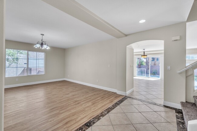 Building Photo - LUXORY 5 BEDROOM 3 1/2 BATH HOME LOCATED I...