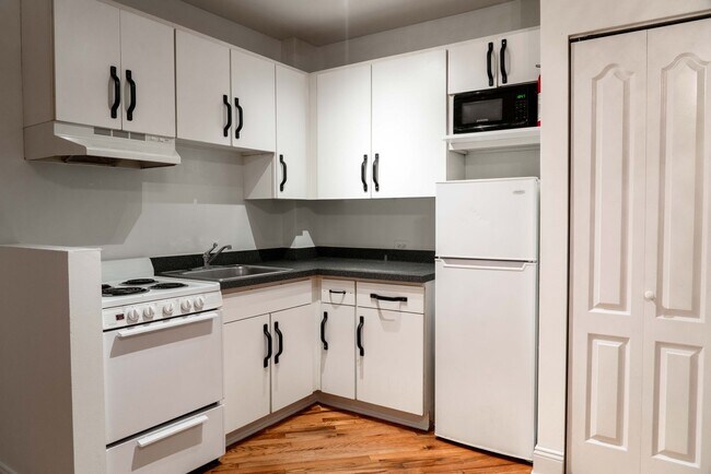 Building Photo - Montrose Beach - Uptown Studio in Elevator...