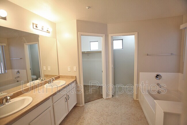 Building Photo - 8873 W Cameron Dr