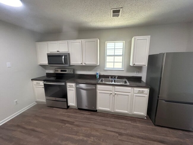 Building Photo - 3-bedroom, 2.5-bathroom two-story home located in the desirable Gatewood Communities!