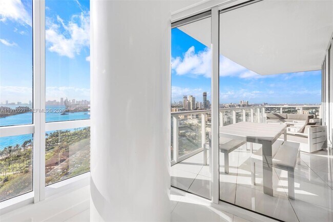 Building Photo - 100 South Pointe Dr