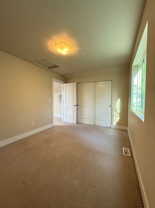 Building Photo - Modern 4 Bed, 3.5 Bath Lynnwood Home – Pri...