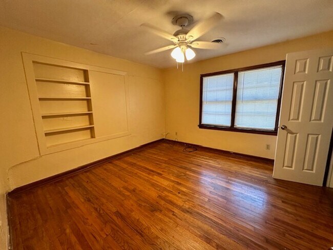 Building Photo - 1725 Airport Dr