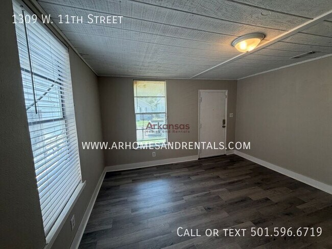 Building Photo - 1309 W 11th St