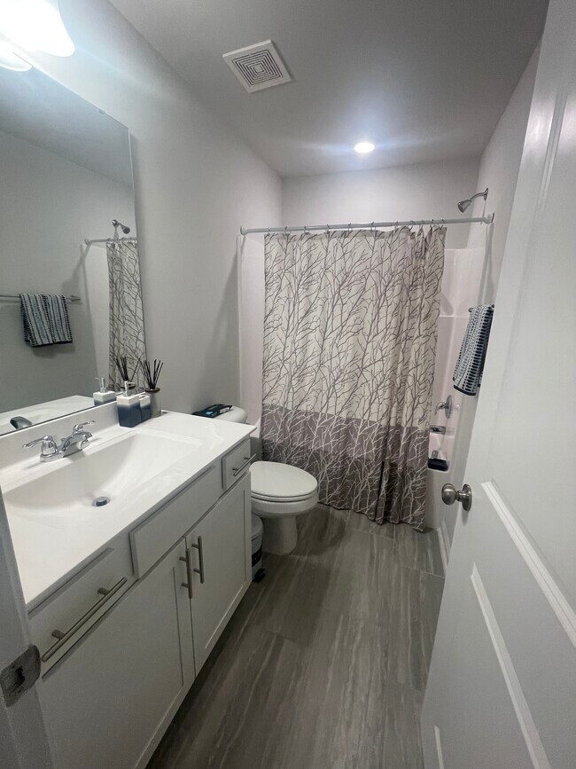 Upstairs full bathroom - 1081 Shoreside Dr