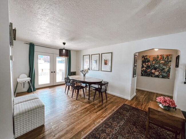 Building Photo - Stylish home ready for comfortable living