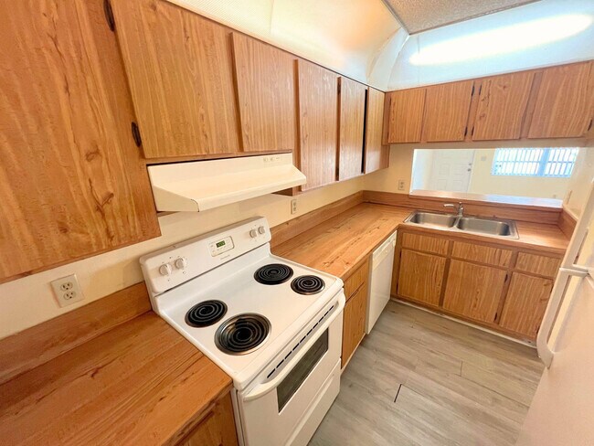 Building Photo - 843 Twin Lakes Dr