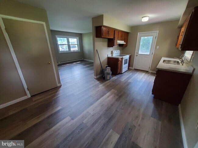 Building Photo - 570 Guldin Rd