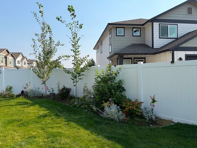 Building Photo - Beautiful Home in the Valley