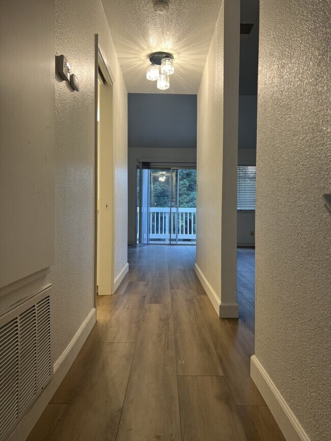 Building Photo - 235 Live Oak Cir