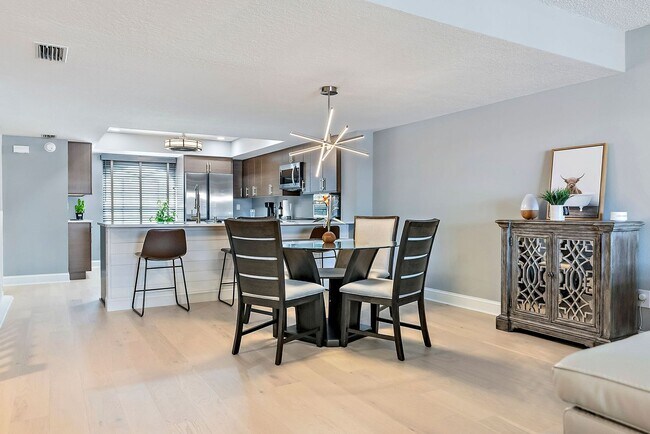 Building Photo - Impeccably Furnished Annual Rental Townhom...
