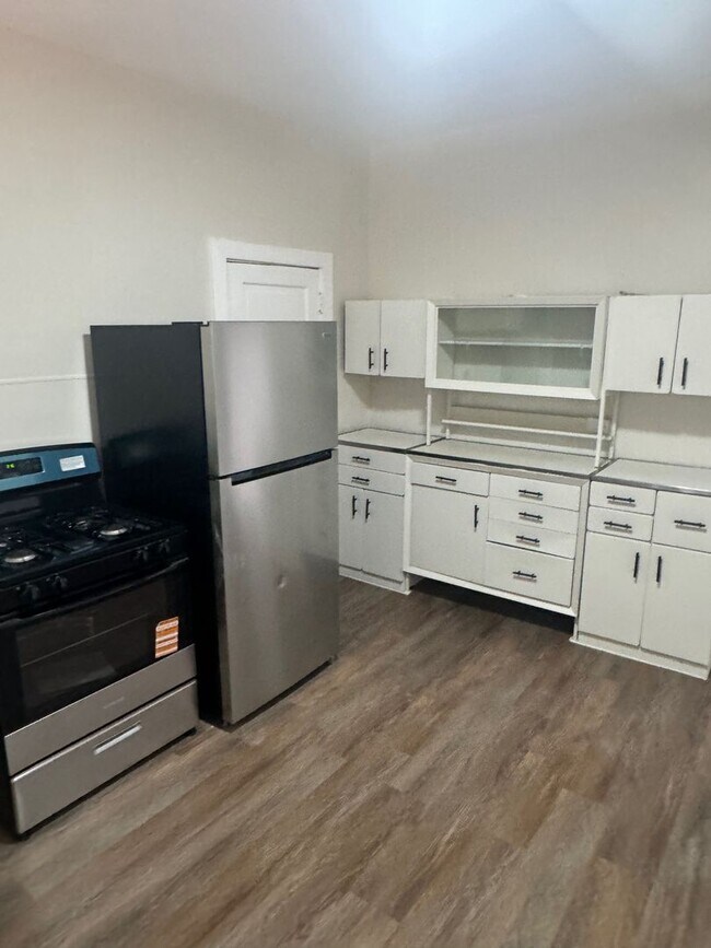 Building Photo - Beautifully Updated 2BR Home in McKees Rocks
