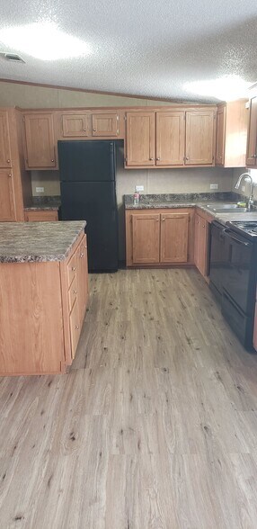 Building Photo - 4 bed 2 bath Rental Home