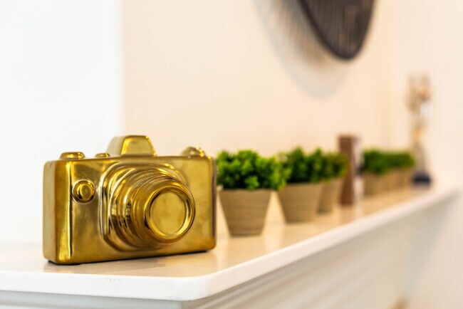 Building Photo - Newly Remodeled 5B4B. 2 mile from the Rose Parade!