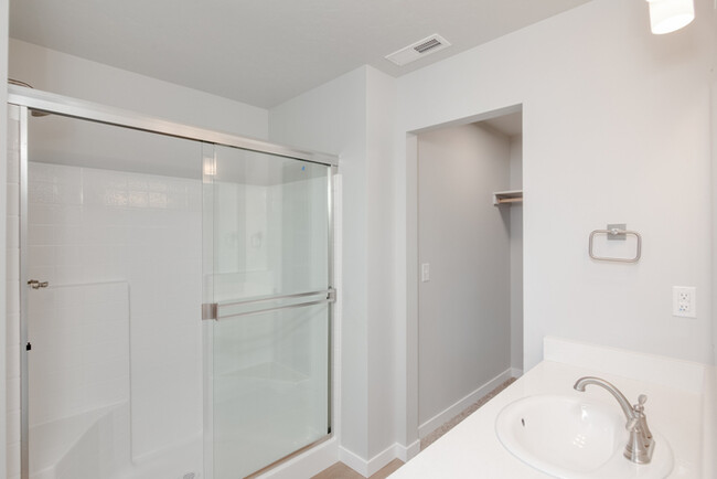 Building Photo - Brand New Townhome!