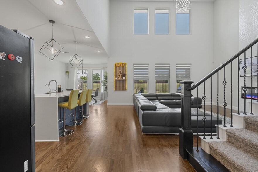 Building Photo - 913 Gingham St