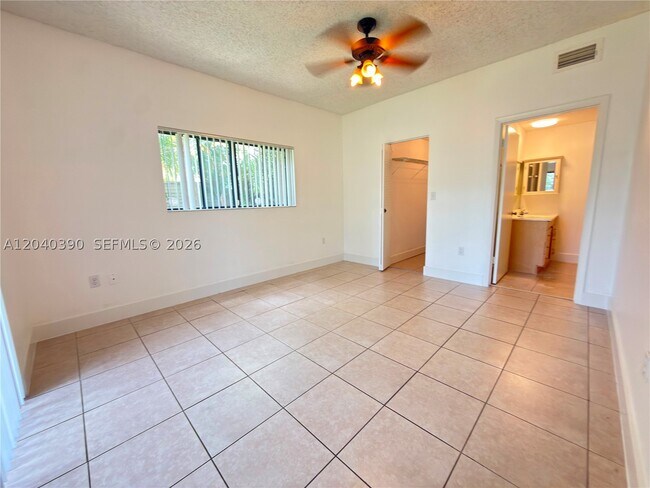 Building Photo - 2550 SW 18th Terrace