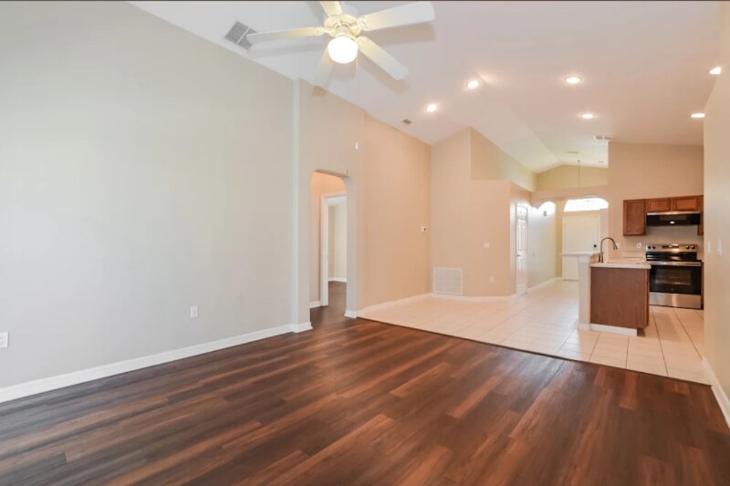 Building Photo - 120 Vine Dr