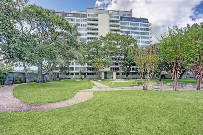 Building Photo - 2701 Westheimer Rd