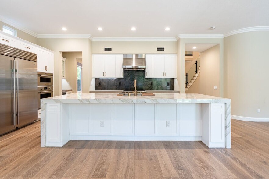 Building Photo - 6 Heather