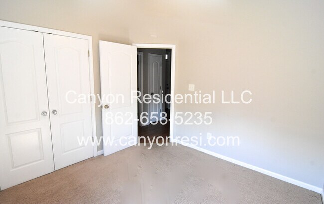 Building Photo - 3637 Crosswinds Dr