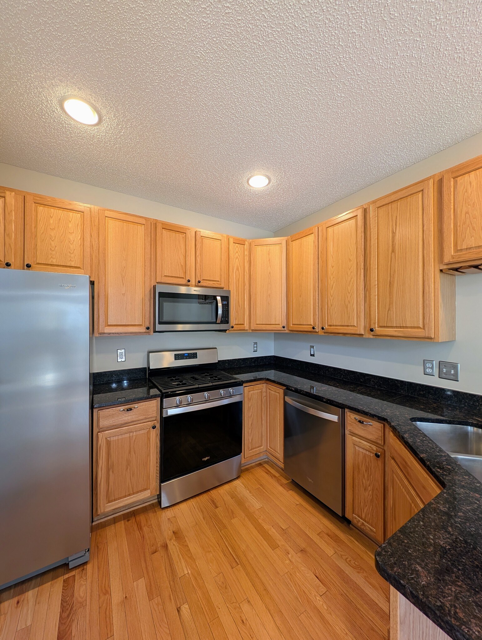 Building Photo - 594 Sutherland Dr