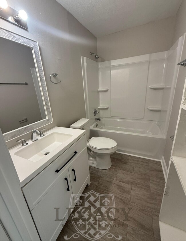 Building Photo - 1913 Laurinda Dr