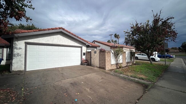 Building Photo - 2109 Sharon Way