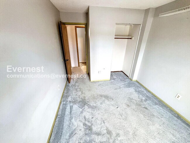 Building Photo - 4 Bed/2 Bath Home with Fenced Yard & Garage / Available Now!