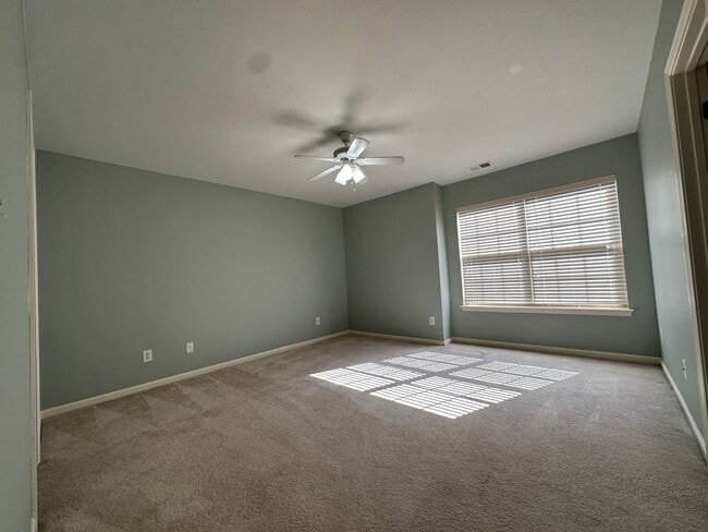 Building Photo - Townhome in a great location!