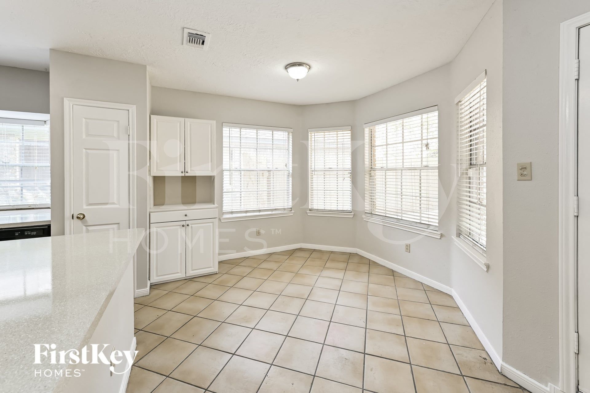 Building Photo - 15966 Oak Mountain Dr