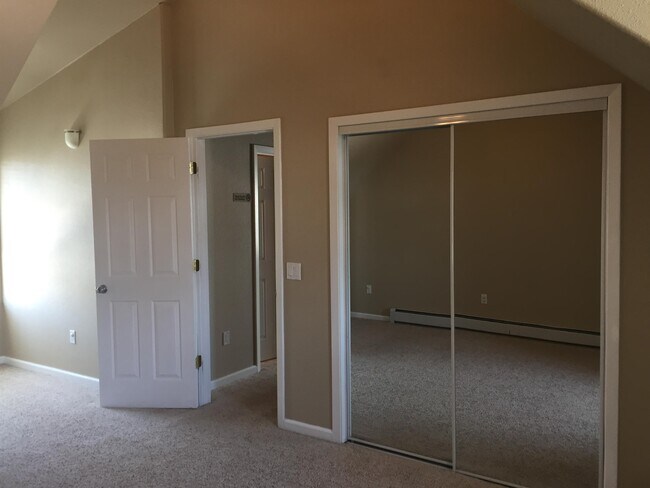 Building Photo - 441 Country Club Ln