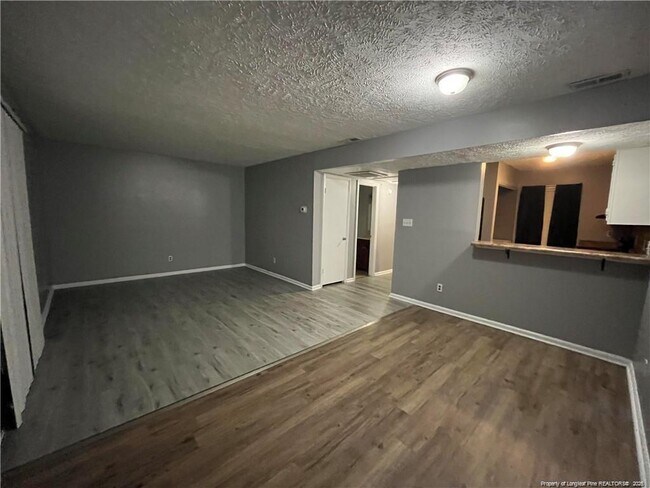 Building Photo - 405 Kirkcaldy Ct