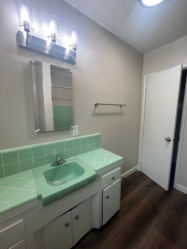 Building Photo - Ocean Blvd. 1 bedroom Condo